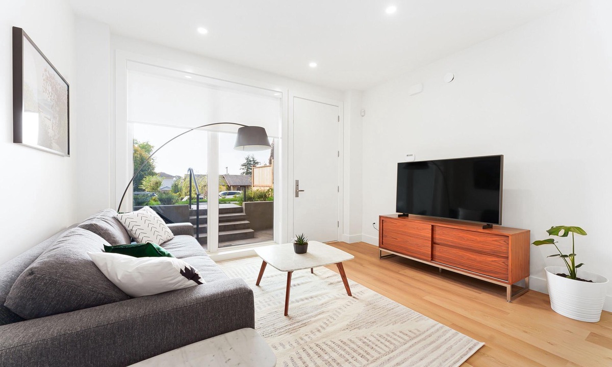 Lower Lonsdale House | NEWLY Built Cozy and Modern Guest Suite Retreat
