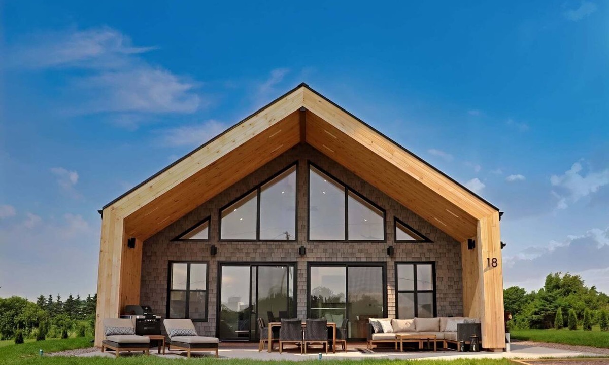 Sea View House | Newly Modern 4 Bedroom Beach House and Walk to Private Beach