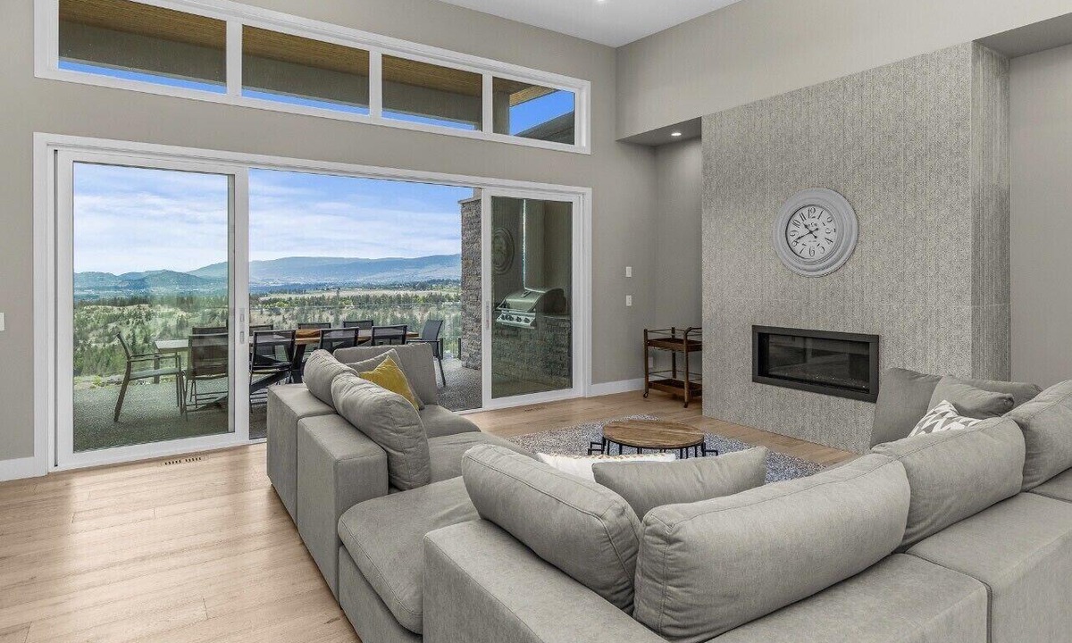 Southwest Mission House | Newly Modern House w/urban landscape of Kelowna!！