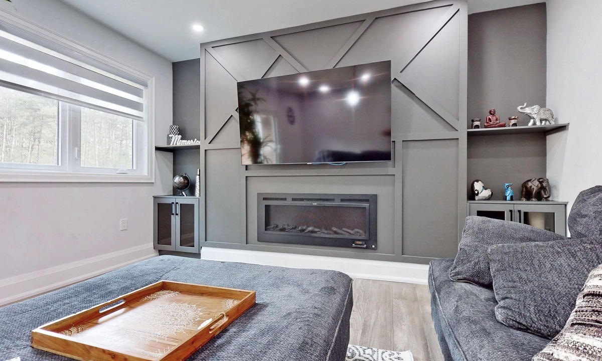 Whitchurch-Stouffville Villa | Newly renovated luxury Home with deck, surrounded by trees on a 5 acres land