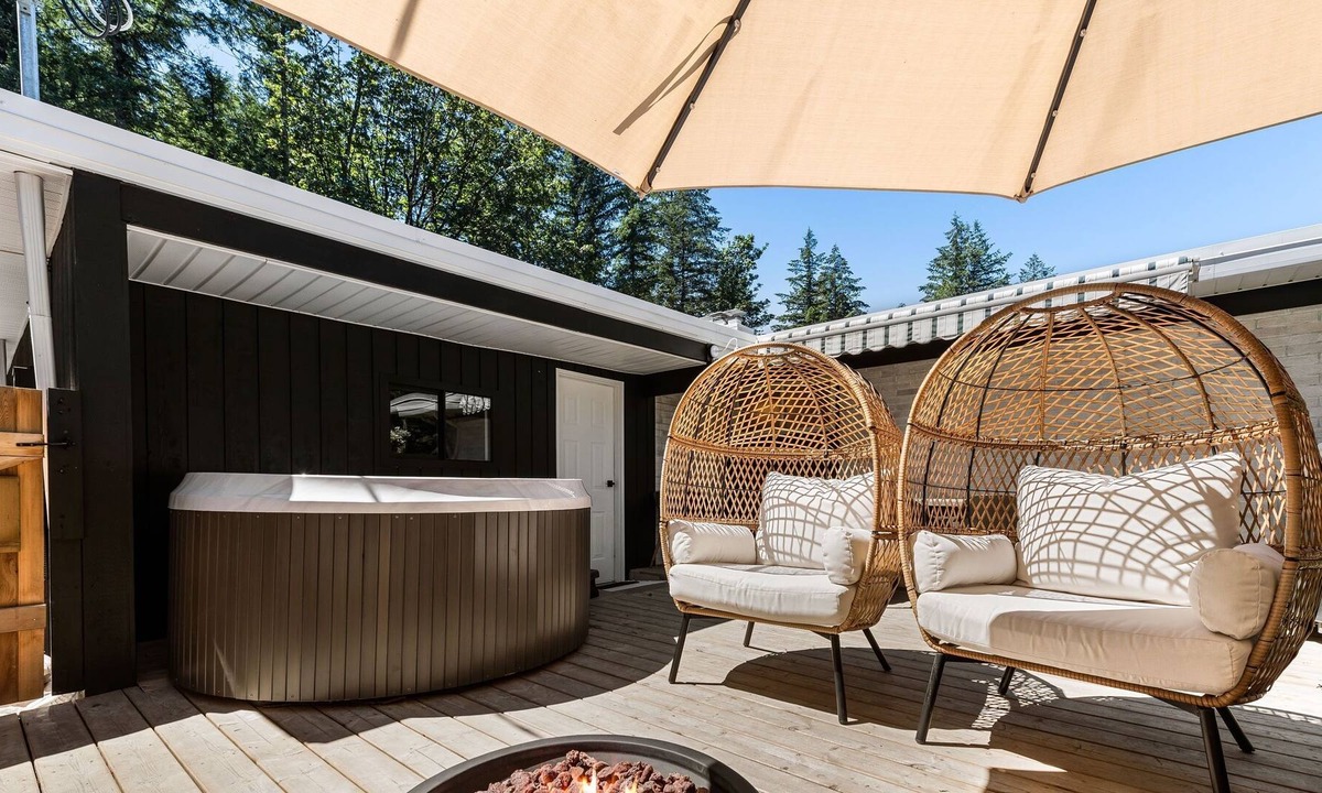Cultus Lake House | Newly Renovated Lake House-7 Bed-2min Walk to Lake