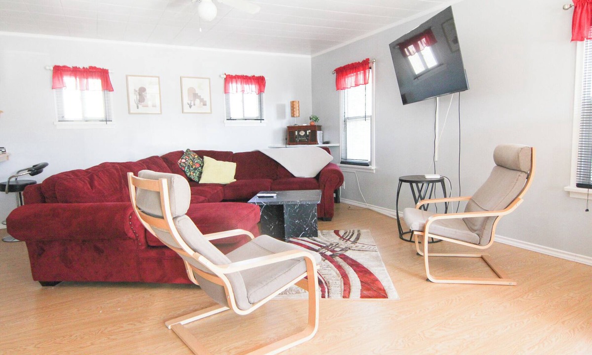 Chippawa Cottage | Niagara Falls PRIVATE COTTAGE, close to all amenities.