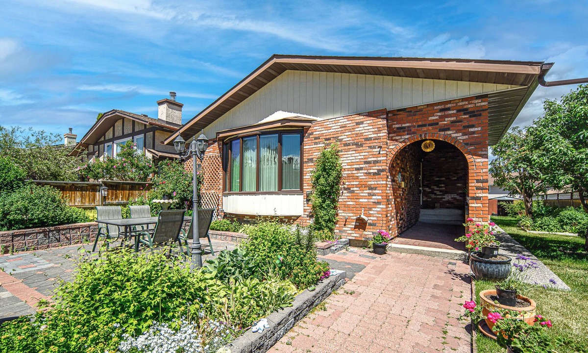 Northwest Calgary House | Nice 5 Beds Double Garage Fully Fence Yard Close to Stempede 10 mins to DT