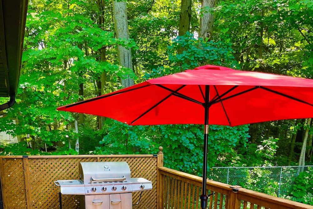 Big Bay Point Cottage | Oasis with HOT TUB and Heated Pool steps from Friday Harbour Resort
