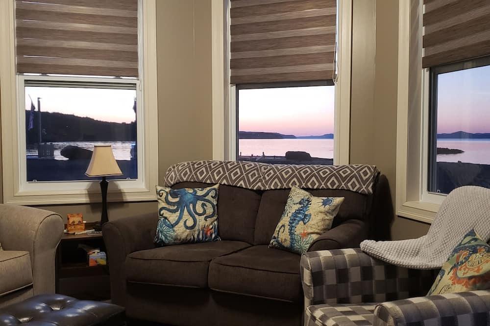 Springdale Cabin | Ocean Front with Coastal View - Ocean BreeZzzz