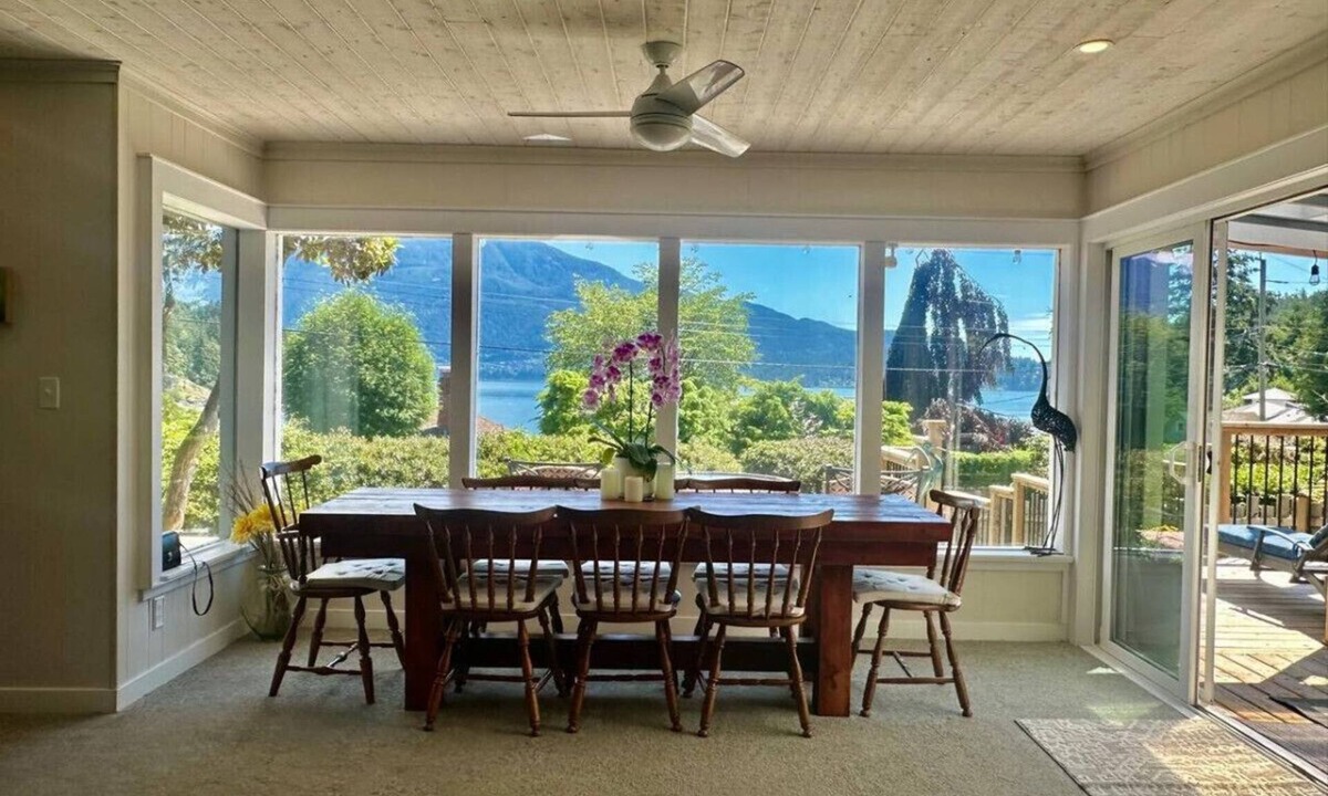 Bowen Island House | Ocean & Mountain View Captain`s Cottage