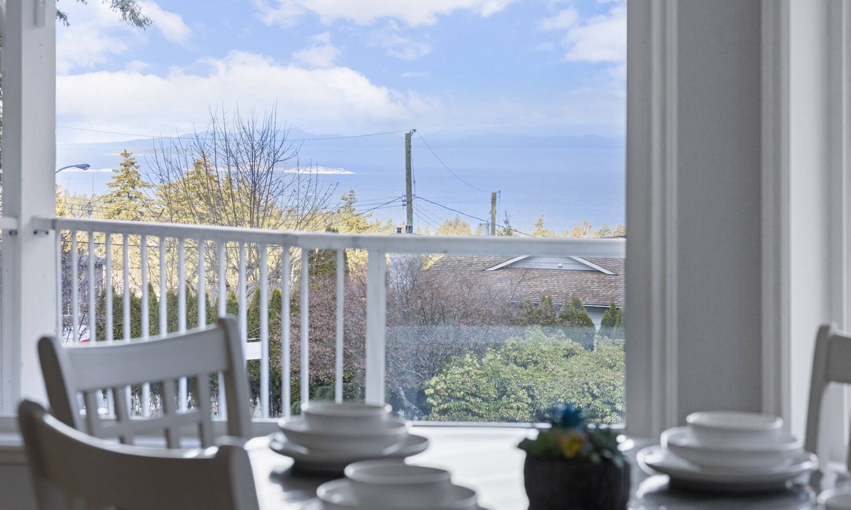 Regional District of Nanaimo Villa | Ocean view, Hot Tub, Center location! 4 mins to beach front!