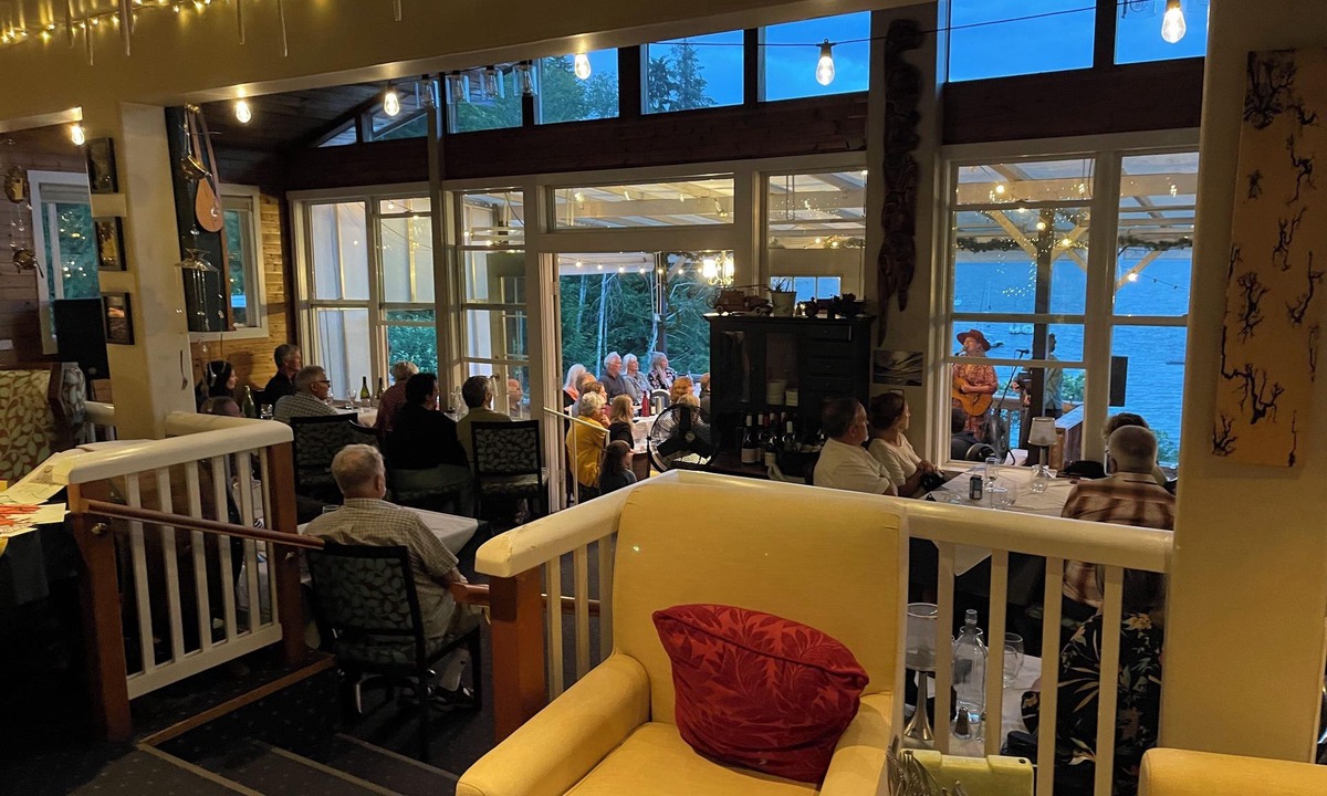 Lund Apartment | Ocean View OysterSuite at OysterBeds.ca and The Laughing Oyster Restaurant