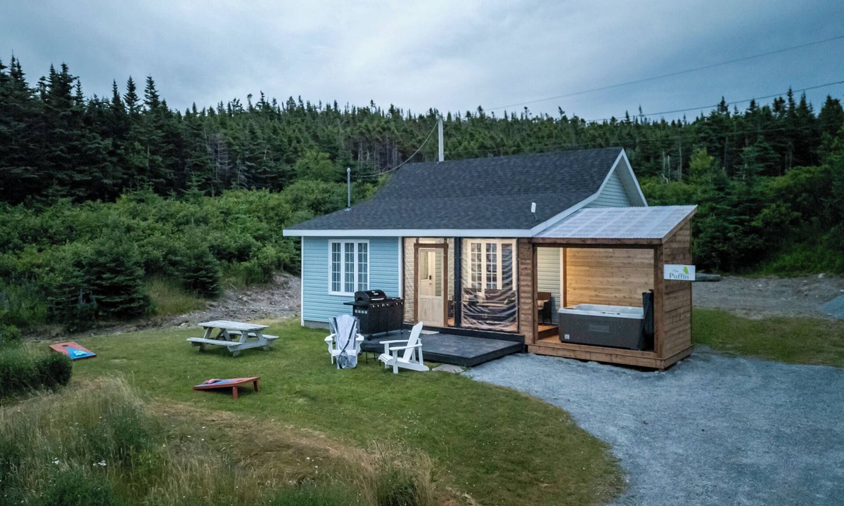 Cavendish Cottage | Oceanfront Boutique Retreat~Hot Tub~4 Season Patio