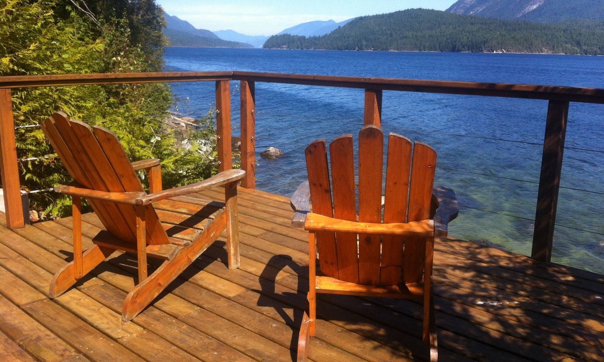 West Porpoise Bay House | Oceanfront, Spectacular Views, Sauna, Minutes to Sechelt. A Sunshine Coast Hub!
