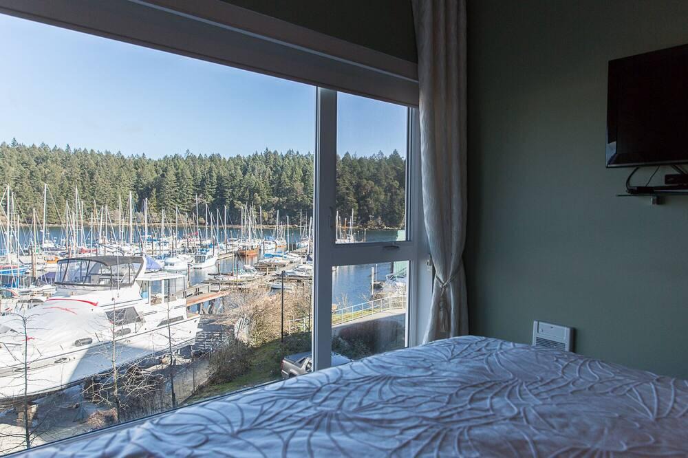 Regional District of Nanaimo Condo | Oceanfront Suite - Just minutes away from downtown Nanaimo! Special offers