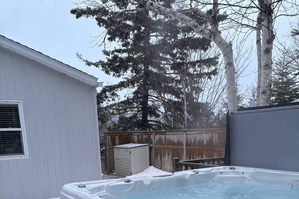 Terence Bay House | Oceanside retreat with hot tub minutes from Halifax