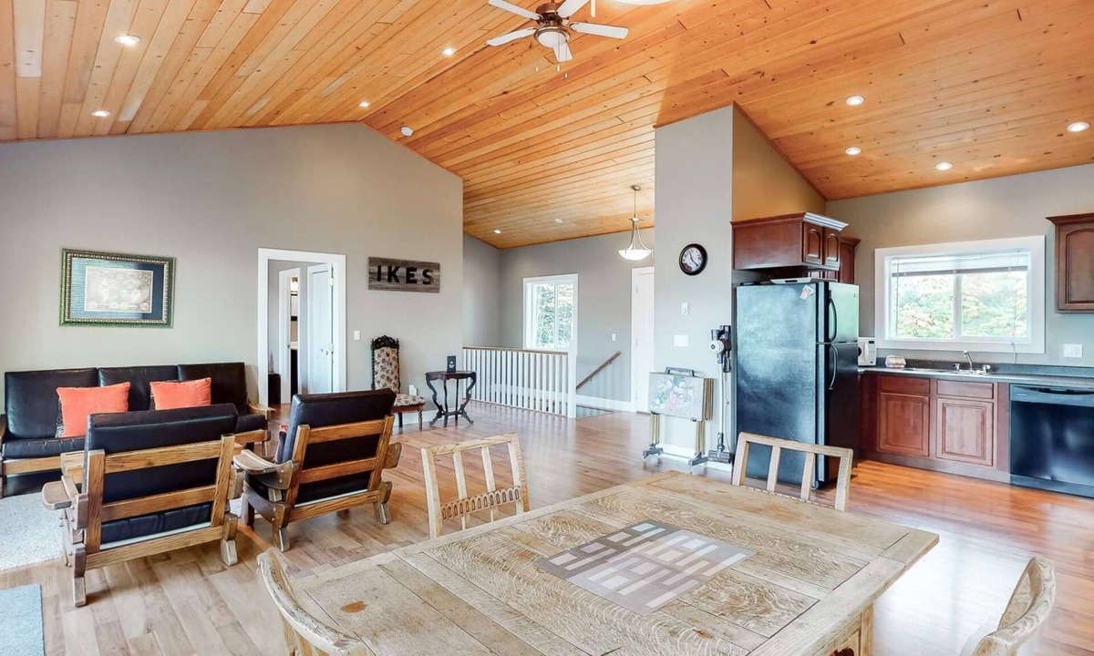 Christina Lake House | Okanagan - IKES Retreat
