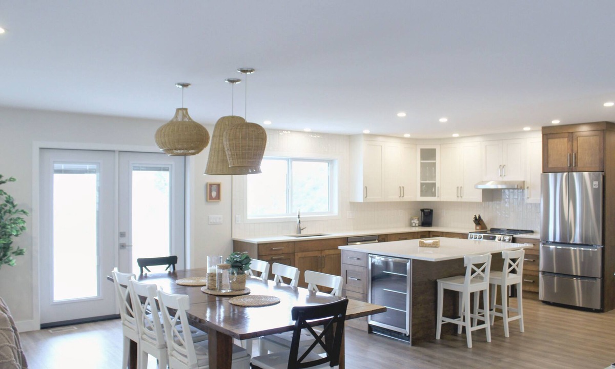 Oliver House | Oliver Oasis, Cab Franc: swim spa and 5 bdrm in the heart of wine country!