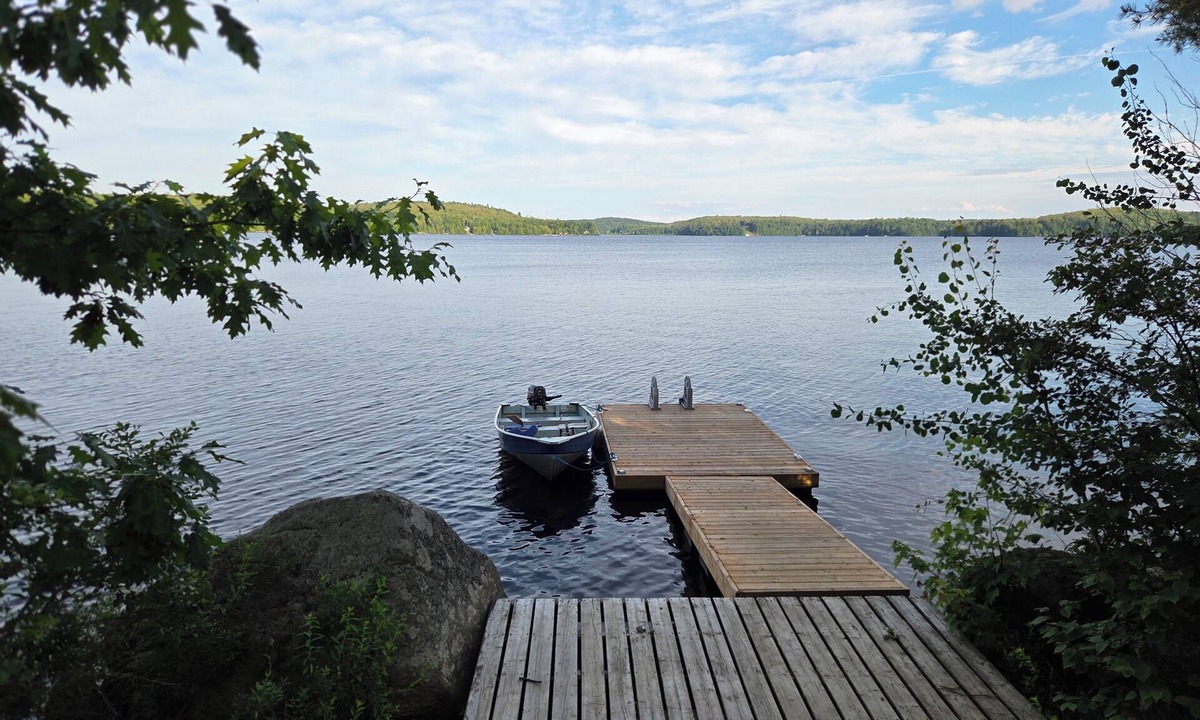 Magnetawan Cottage | On the waters edge of Lake Cecebe rustic meets modern at Rockwynn Cottages