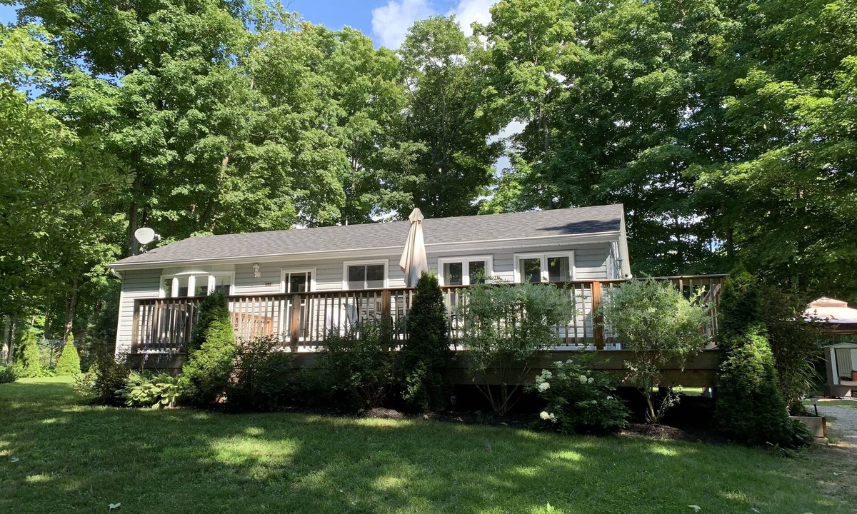 Sauble Beach Cottage | Only Aug 22-29 LEFT this Summer! Sauble Beach Cottage– 10 Min Walk to the Beach