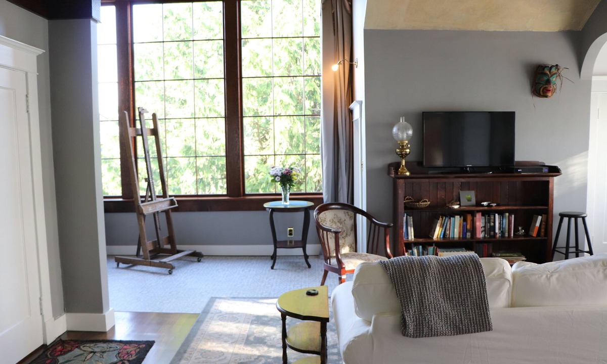 James Bay Apartment | Original charm, wonderful quiet location, close to parks , ocean and down town.