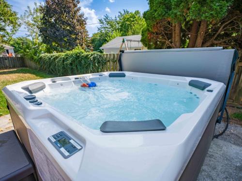 St. Catharines House | Outdoor Sauna Hot Tub Playroom Port Dallhousie