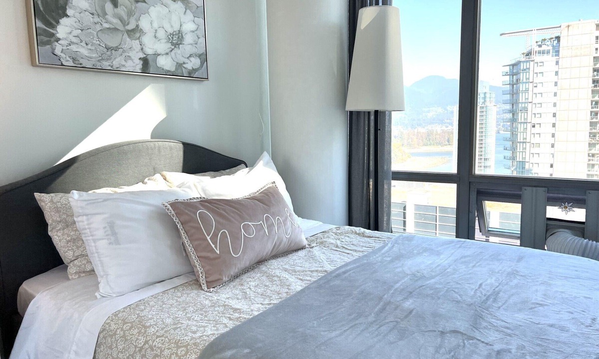 Coal Harbour Condo | Over 30 Days -Pet Friendly 2B&2B Urban Style Condo near Harbor w/Free Parking