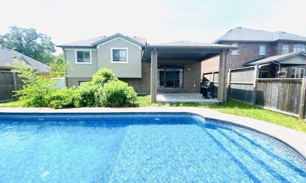 Niagara Falls House | Panda Princess Villa! 5 Bedrooms + 3 full bathrooms.