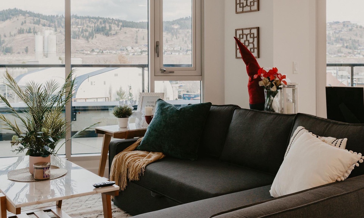 Cultural District Apartment | Panoramic Knox Mtn View - 50% Monthly Stays - Close to KGH & UBCO