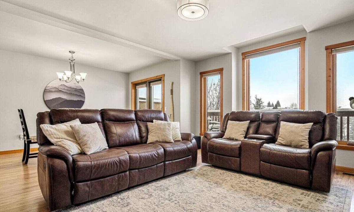 Invermere House | Paws & Peaks | Hot Tub | Games Room | Central