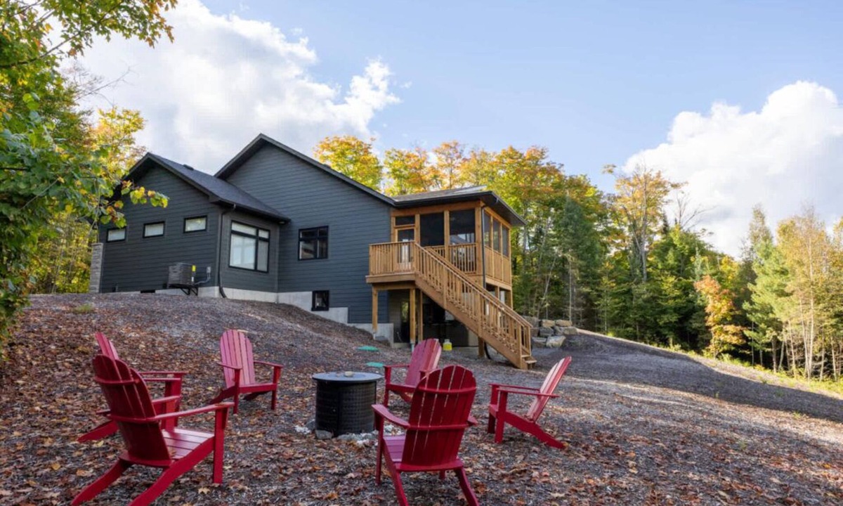 Dwight House | Peaceful Lake of Bays Cottage Getaway