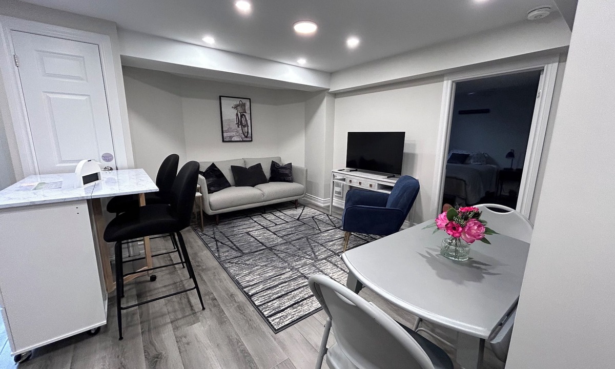 West Oak Trails Apartment | Peaceful & quiet 2 bedroom apartment in the quaint residential Town of Oakville.