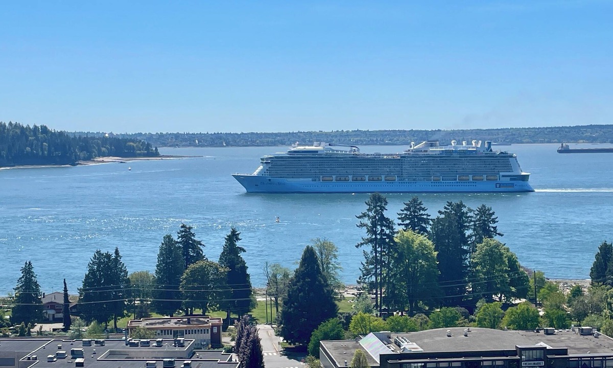 Hollyburn Apartment | Penthouse 2 Blocks from the beach with views from the mountains to the ocean