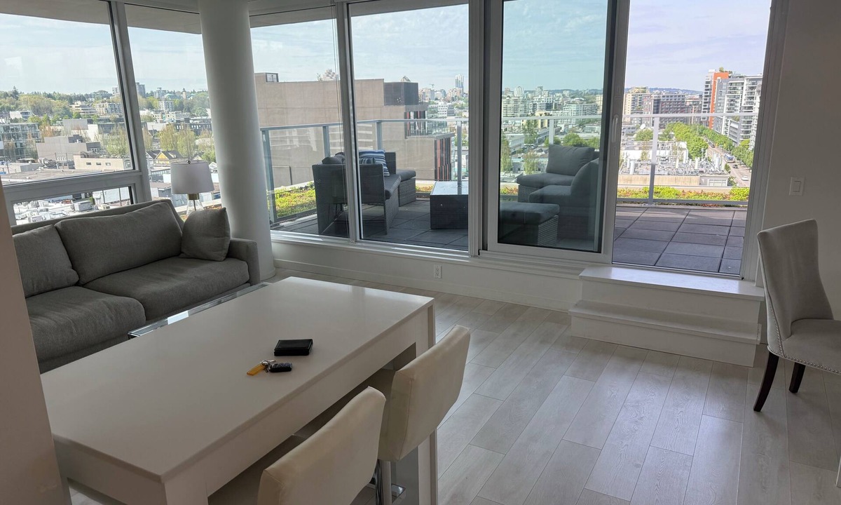 Mount Pleasant Condo | Penthouse Level stunning 3 BR, 2 full bathroom, huge terrace with panoramic view