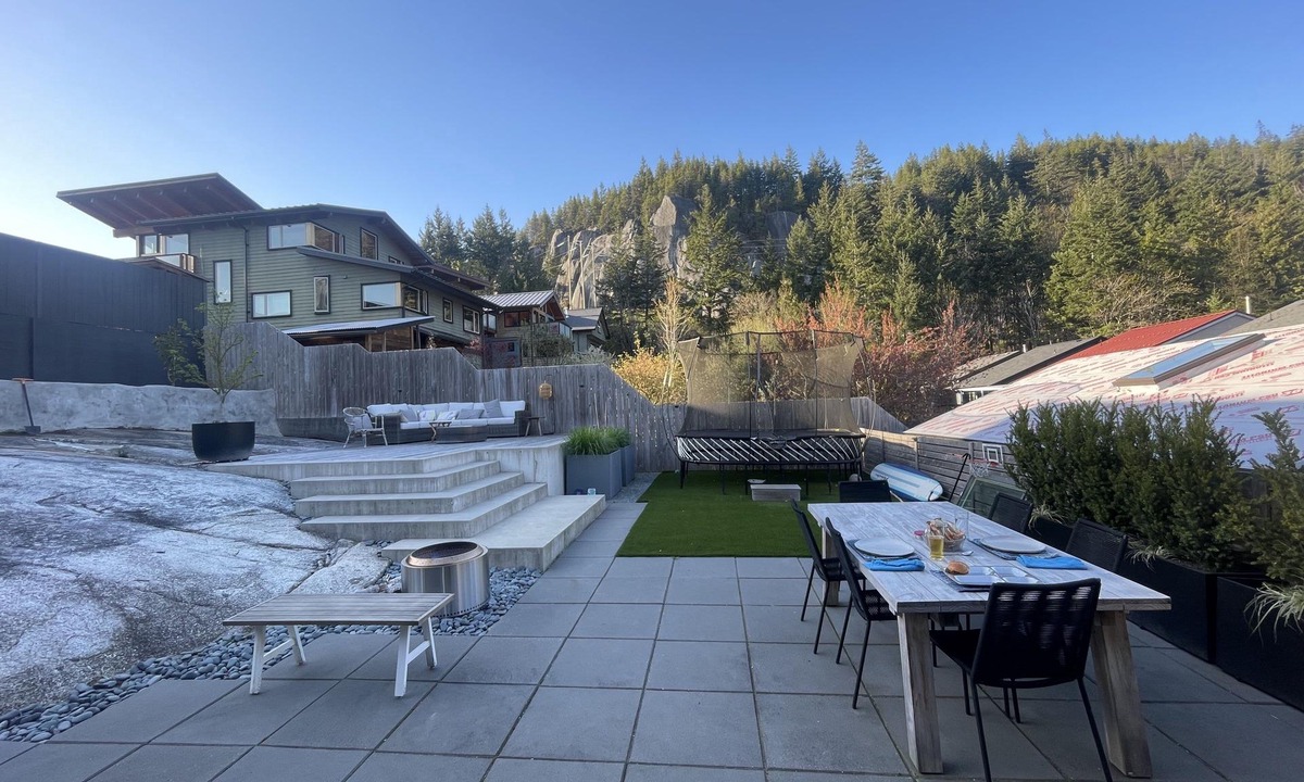 Squamish House | Pet and Family-friendly Oasis In Beautiful Smoke Bluffs Park