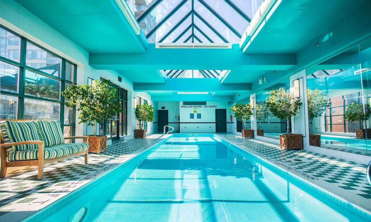 Bloor-Yorkville Hotel | Pet-Friendly Classic Room w/City Skyline Views Near ROM – Prime Spot