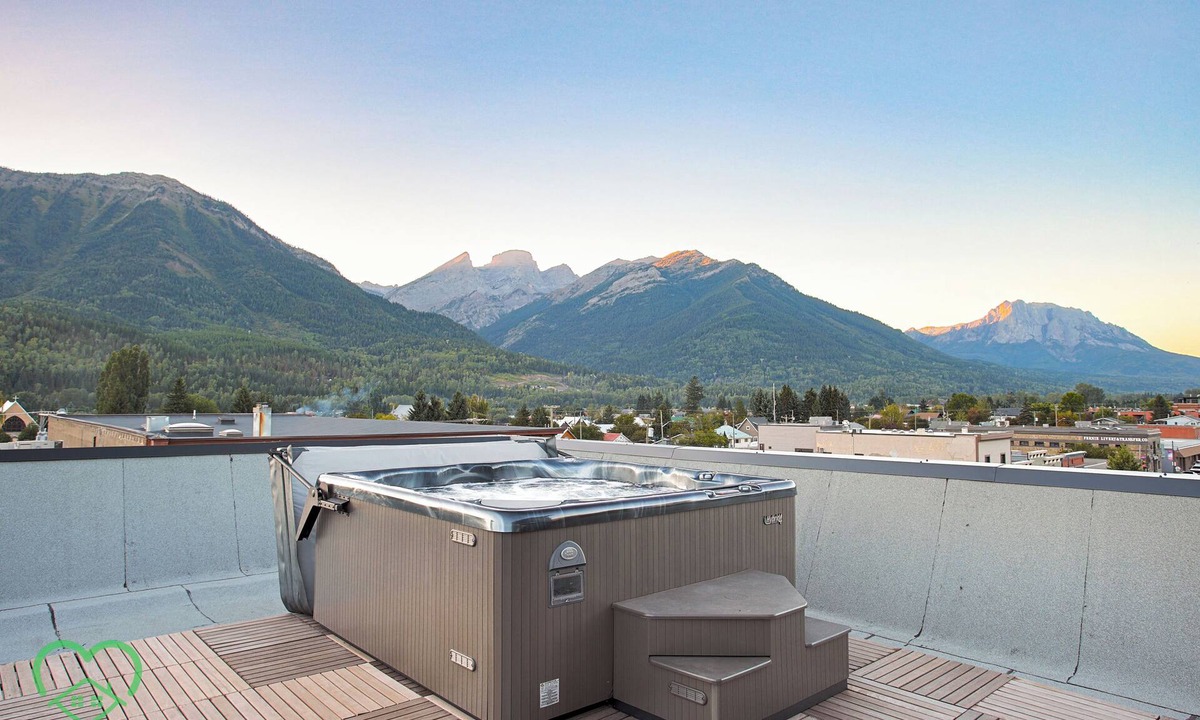 East Kootenay Apartment | Pet Friendly Loft/Rooftop Hot Tub & Views
