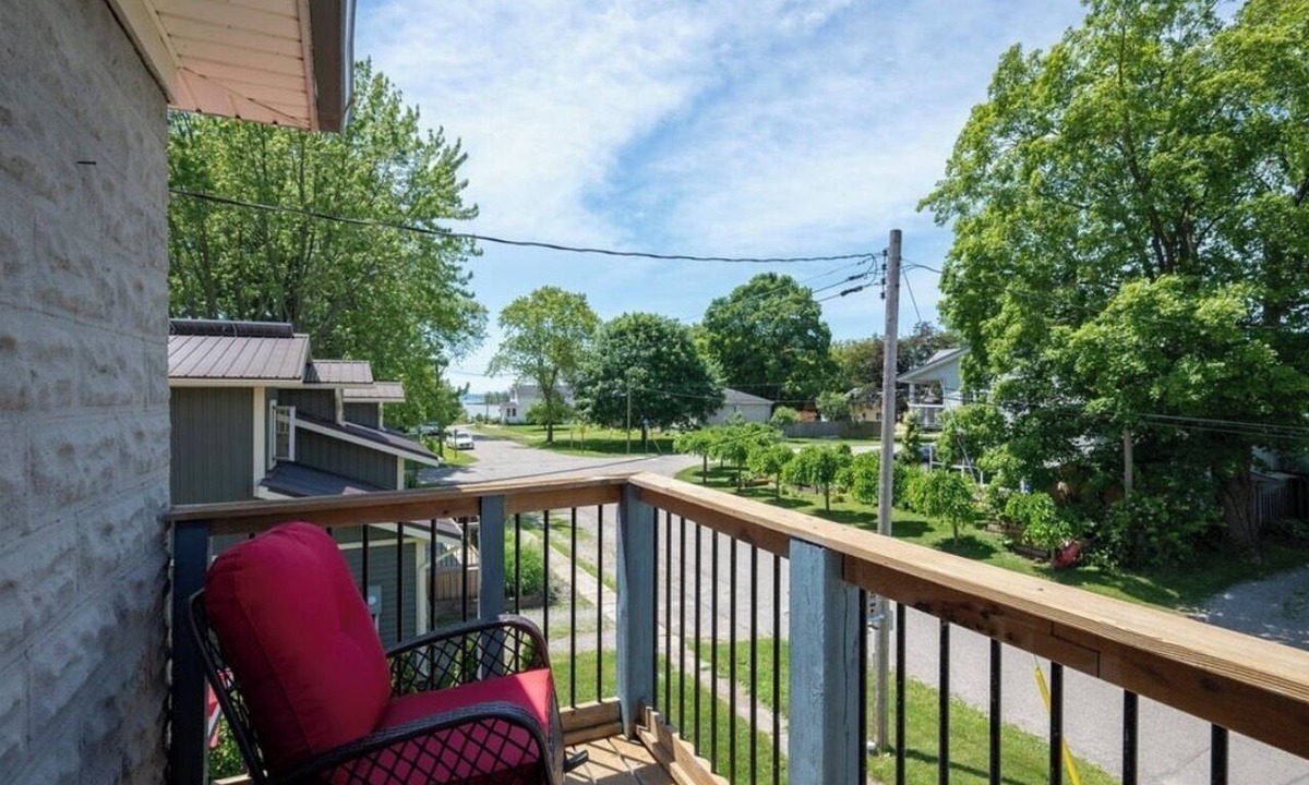 Port Burwell Apartment | Pet-Friendly Luxury Retreat Walk to Blue Flag Beach, close Dog Beach, Submarine