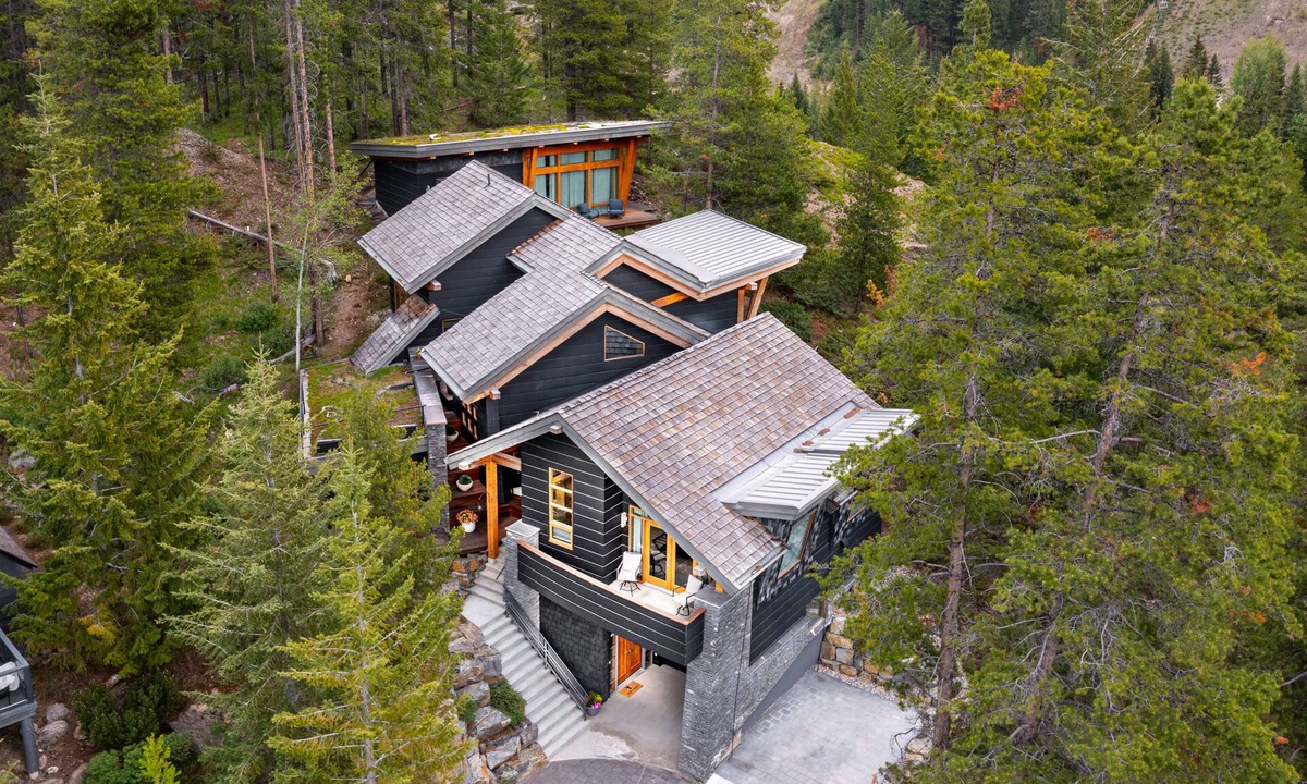 East Kootenay House | Picabo Peaks, the Pinnacle of Luxurious Mountain Getaway