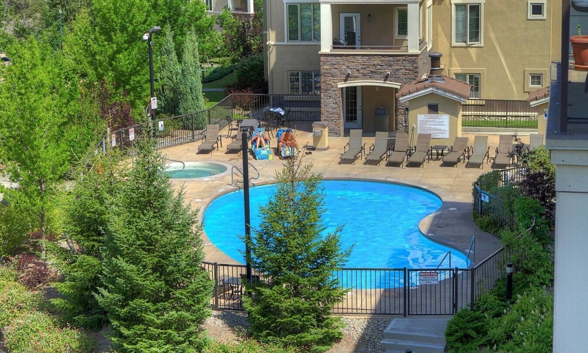 Quail Ridge Condo | Pool-View condo at Pinnacle Pointe Resort-Sleeps 6