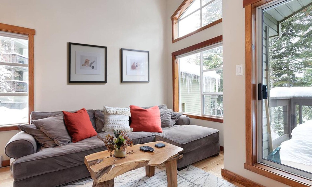 Whistler Creekside House | Powderview Nest. Cozy 1 bdrm retreat with cabin feel. Steps to Lifts. Wood fire.