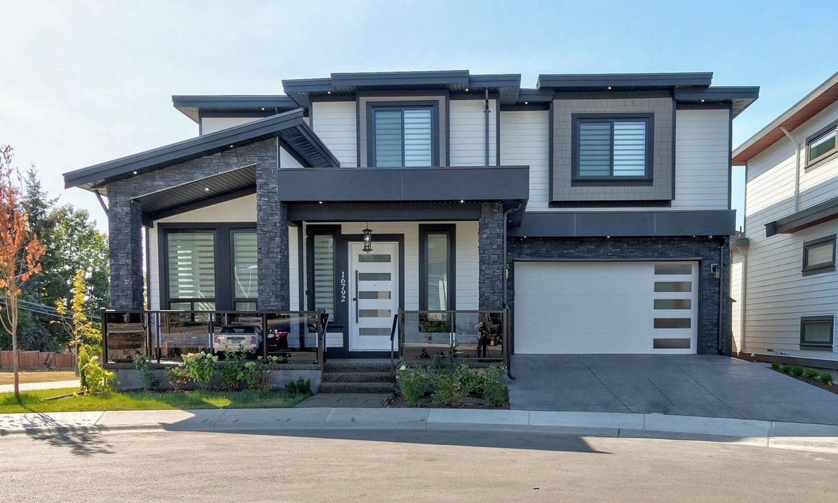 Surrey House | 🌊 ✨Premium 2BR Cozy Retreat Private Entrance, In-Suite Laundry, Close to Ocean