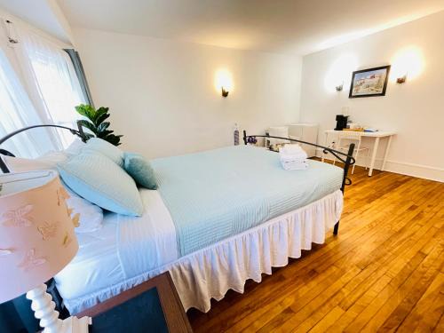 Queens Square House | Prime and Precious location The Red House Room3