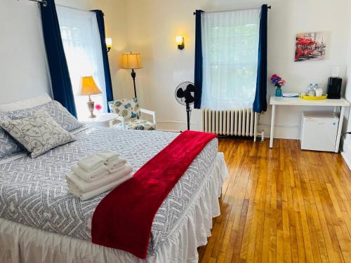 Queens Square House | Prime and Precious location The Red House Room2