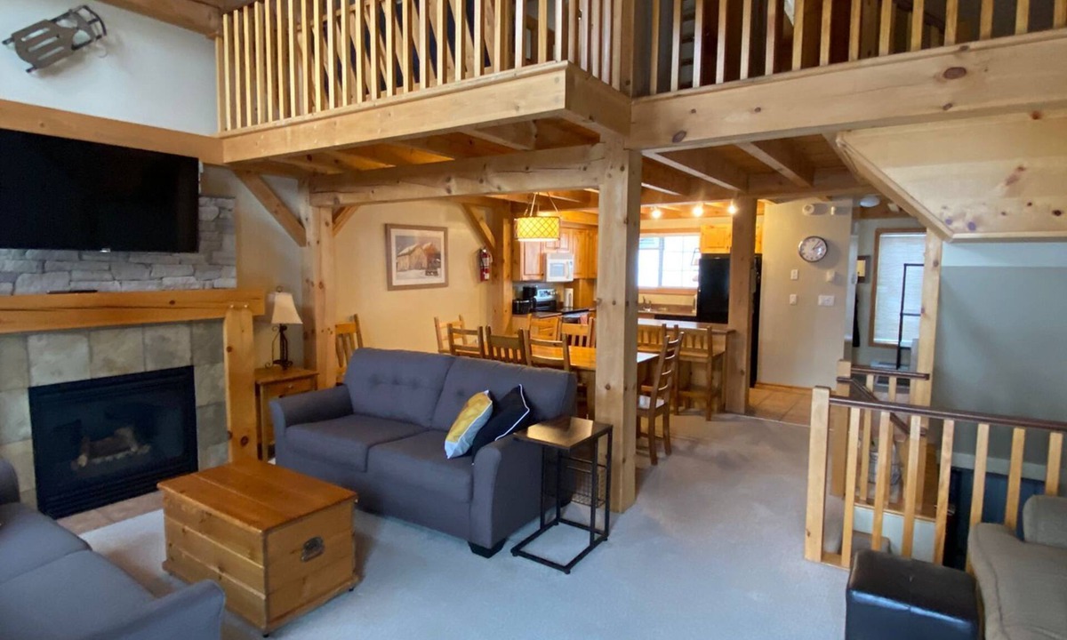 Big White Ski Resort Ski Chalet | Prime Ski-in/Ski-out Large Family-Friendly Chalet at Big White w/Hot Tub.