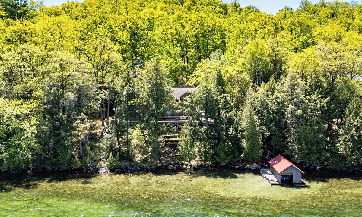 Utterson Cottage | PRISTINE SKELETON LAKE - 5 Bedroom Cottage