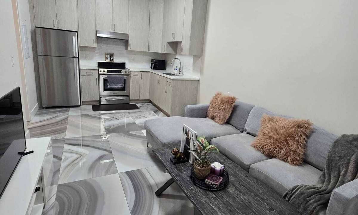 Fleetwood Apartment | PRIVATE 1BR LUXURIOUS SUITE NEAR SMH/GUILDFORD MALL, LONG TERM RENTALS WELCOME !