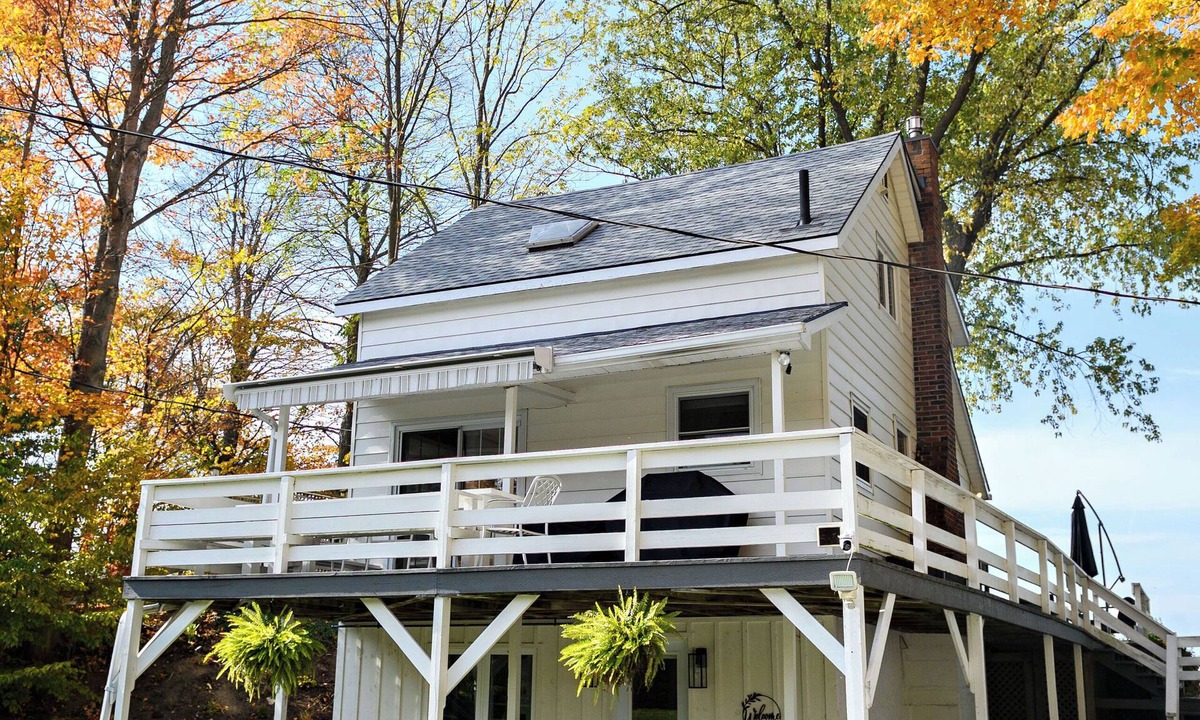 Dashwood Cottage | Private 4 Bed, 2 Bath Lakefront Home on Lake Huron