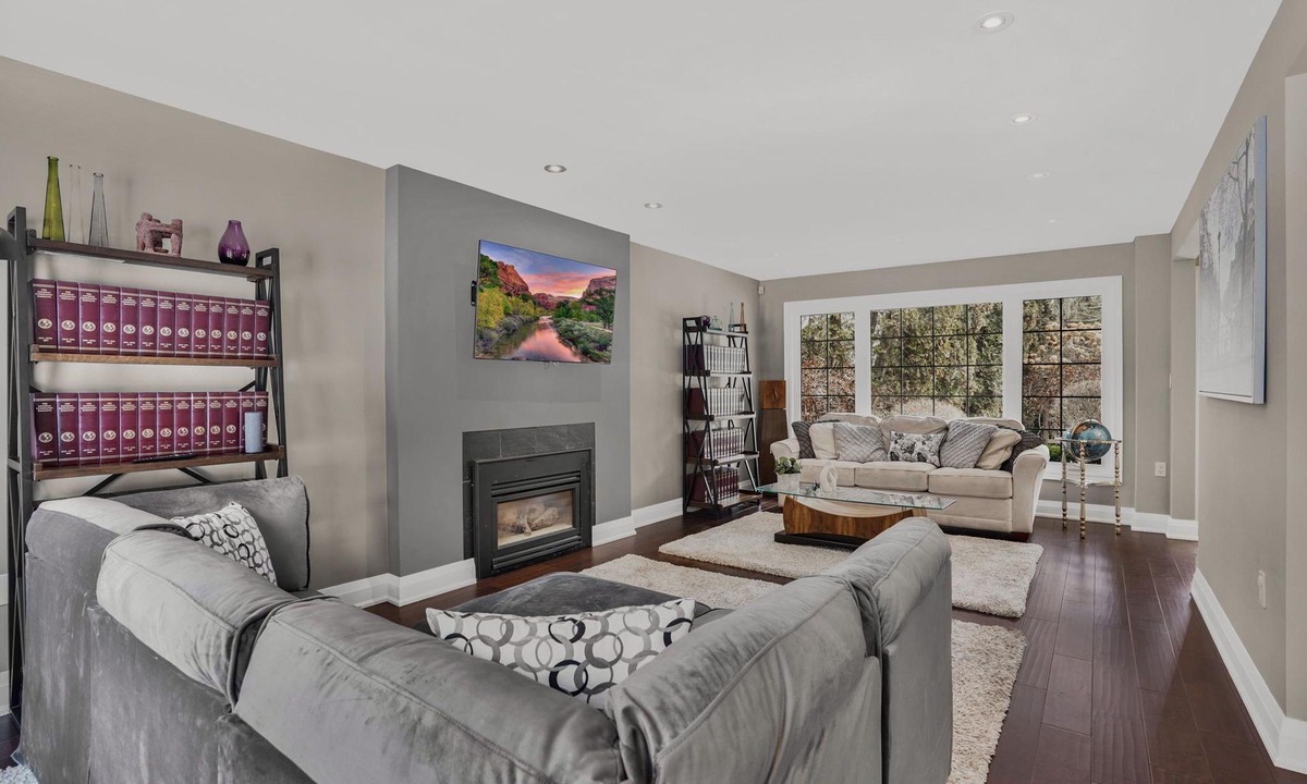 Burlington Villa | Private 4-bedroom home steps to Lake Ontario