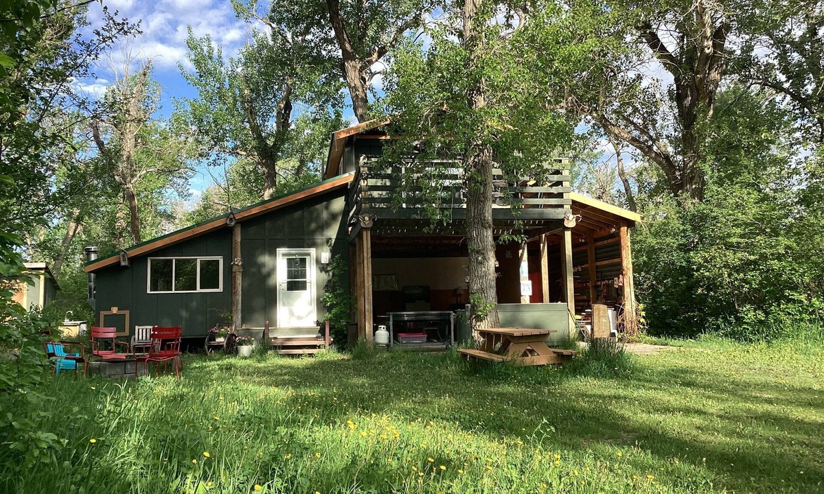 Brocket Cabin | Private 500 acre ranch riverside cabin and fishing Oldman River. Family and pets