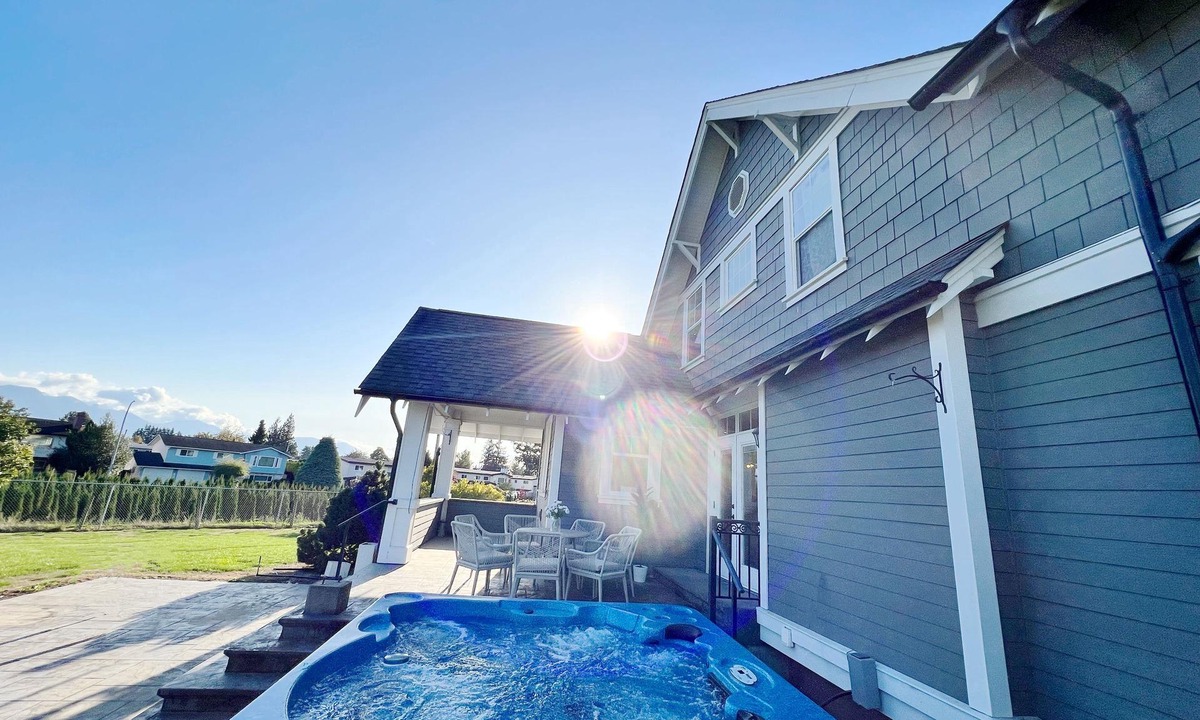 Chilliwack Proper Village West House | private acreage close to town. Large home, King bed, Hot tub
