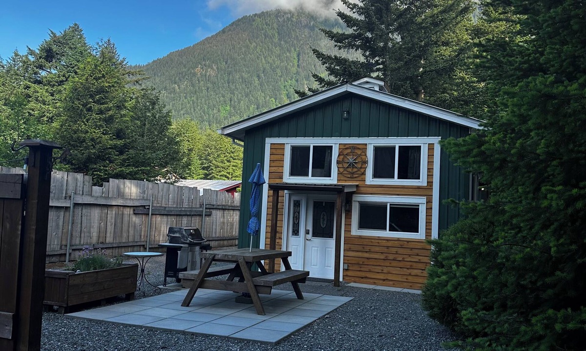 Hope Cabin | Private and cozy cabin with mountain views! Minutes away from historic Hope BC.