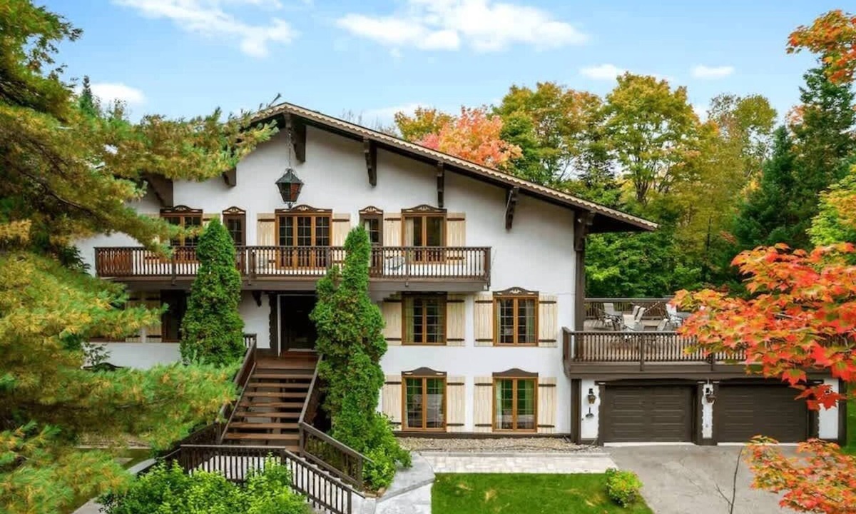 Sainte-Agathe-des-Monts House | Private Pool, Hot Tub, Sauna & Lake Manor sleep 28