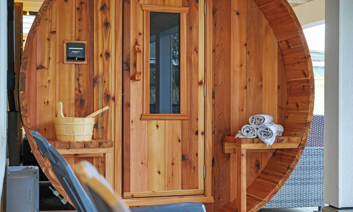 Dollarton House | Private Cedar Sauna Retreat - Kitchenette, King Bed, Kids & Pets OK - Deep Cove